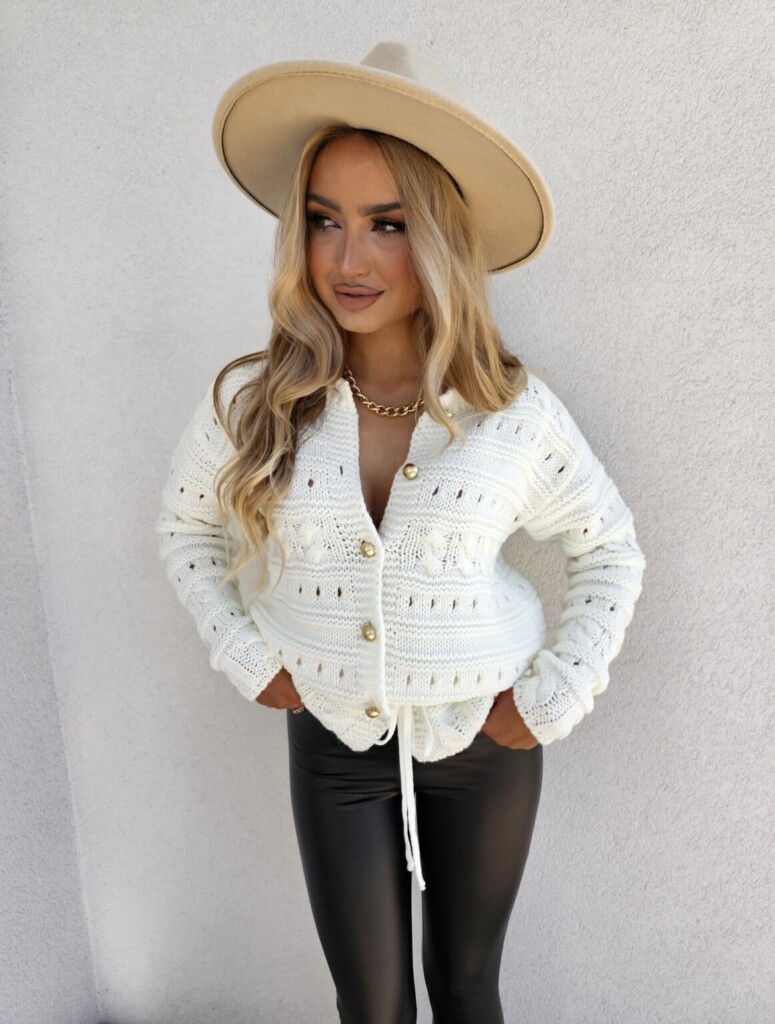 Sweter ecru ozdobne guziki