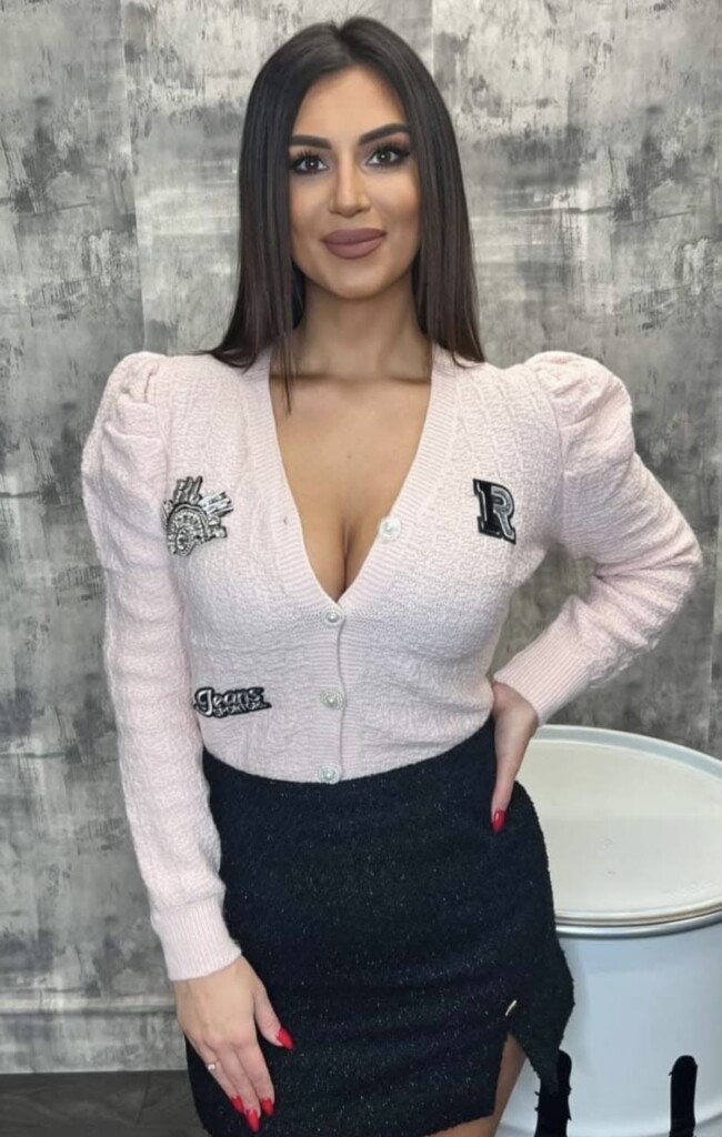 Jasnoróżowy sweter z aplikacjami